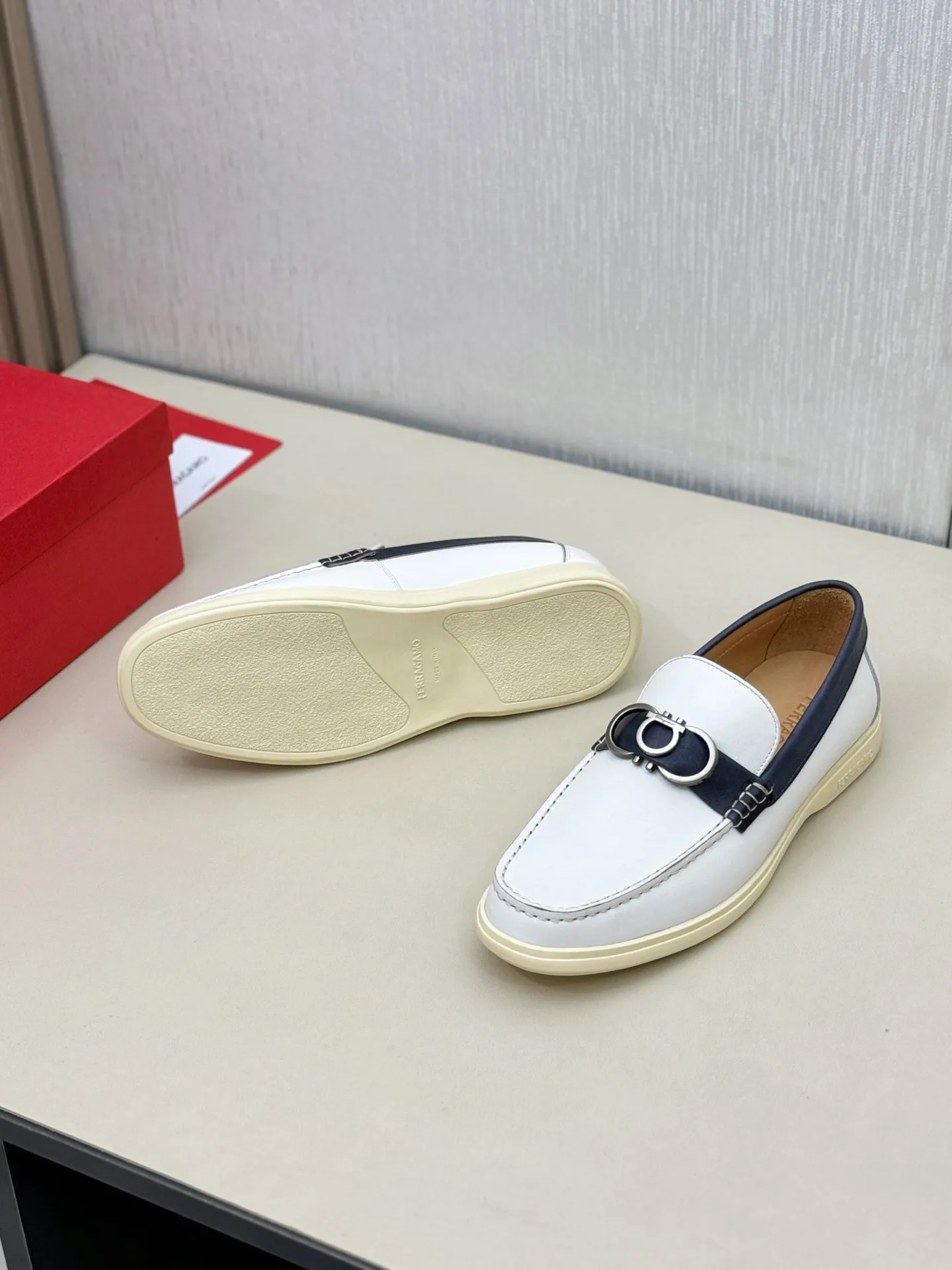 [Ferragamo] P: 580💰 Number of yards: 38~44 (45 orders are non-returnable) Ferragam's new men's driving shoes, the fabric is made of imported cowhide, with visible texture, heavy industrial stitching, dyed calfskin inside, standard logo cowhide feet, big-name experience, soft and comfortable on the feet, a men's favorite, special non-slip and wear-resistant rubber soles, easy to handle various occasions, with original box packaging!